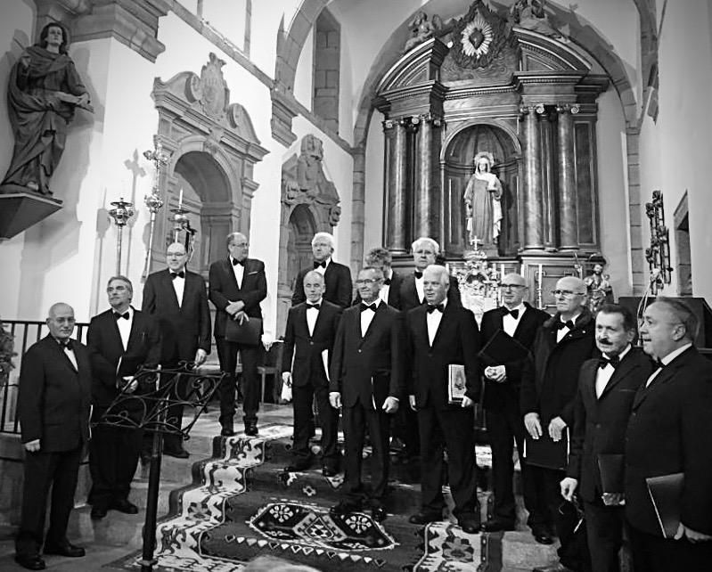 O Coro Crecente cantando nunha igrexa de Compostela